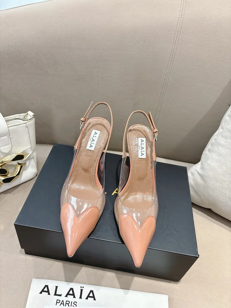 P660 ALAÏA2026 春夏HighLove坡跟穆勒鞋 標誌性愛心鞋頭+透明PVC拼接，辨識度超高!漆皮與裸色透明材質結合，視覺輕盈，坡跟設計拉長腿部線條，穿著更穩