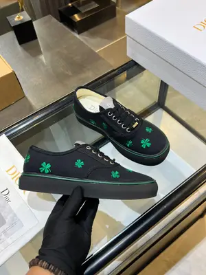 Dior · 迪奧新款刺繡低幫帆布鞋四葉草☘️單鞋上腳系列 簡直太好看了，每一雙上腳都超級好看！舒適小矮跟 漂亮的鞋子才配最美的你 !休閒穿搭精選，成熟感拉滿☘️