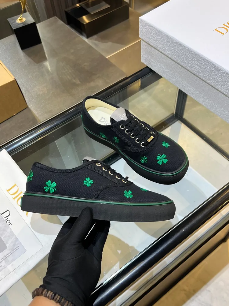 Dior · 迪奧新款刺繡低幫帆布鞋四葉草☘️單鞋上腳系列 簡直太好看了，每一雙上腳都超級好看！舒適小矮跟 漂亮的鞋子才配最美的你 !休閒穿搭精選，成熟感拉滿☘️