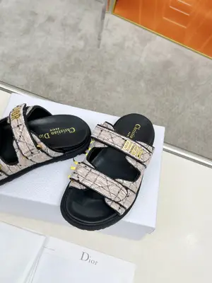 Dior迪奧👏👏新品經典款。🔥代購級別品質國外專櫃爆款厚底拖鞋  鞋面➕內裡：原版定製材料，鞋底原版開模1.1（輕便  碼數35-40（41/42可定做）