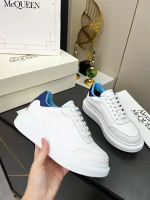 Alexander McQueen·亞歷山大麥昆 皮革 繫帶圓頭 低幫 生活休閒鞋 情侶鞋！2025最新米蘭時裝週T臺走秀款，獨特個性的設計，上腳超有範，圓頭的設計讓腳趾得到完全的釋放。超下血本， 購入多雙原版，拆解復刻。超級爆款，專櫃品質