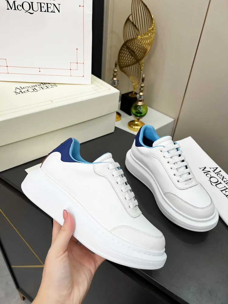 Alexander McQueen·亞歷山大麥昆 皮革 繫帶圓頭 低幫 生活休閒鞋 情侶鞋！2025最新米蘭時裝週T臺走秀款，獨特個性的設計，上腳超有範，圓頭的設計讓腳趾得到完全的釋放。超下血本， 購入多雙原版，拆解復刻。超級爆款，專櫃品質