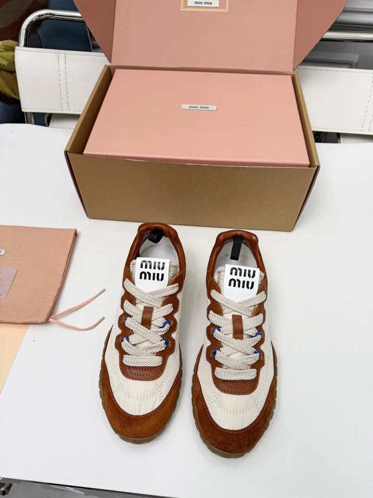 Miu Miu 25ss 春夏新款走秀MiuMiu 德訓 休閒鞋秀場工藝來自Miu Miu系列的細節特寫 新季的潮流此刻摯愛的概念，多元對撞，傳達現代風格~ 怎麼穿都好看今夏時髦精最愛