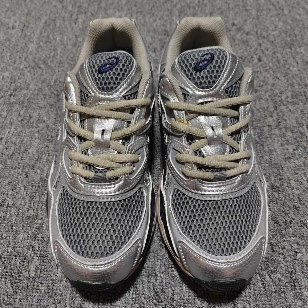 💰530  純原 Asics 亞瑟士 GEL-NYC 低幫運動休閒跑步鞋 1203A581-020 外貿平臺專供 大廠出品 細節到位 區別市面通貨 尺碼：36 37 37.5 38 39 39.5 40 40.5 41.5 42 42.5