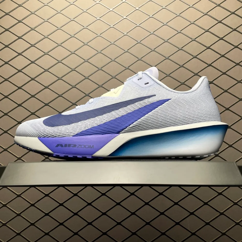 💰530 純原NK Air Zoom Rival FLY 4 超彈透氣輕量跑步鞋 FV6040-002 鞋款搭載 Flyknit 材料 出眾彈性 易於穿脫 採用React技術 輕盈耐 跑步健身房鍛鍊最佳選擇之一 尺碼：39 40 40.5