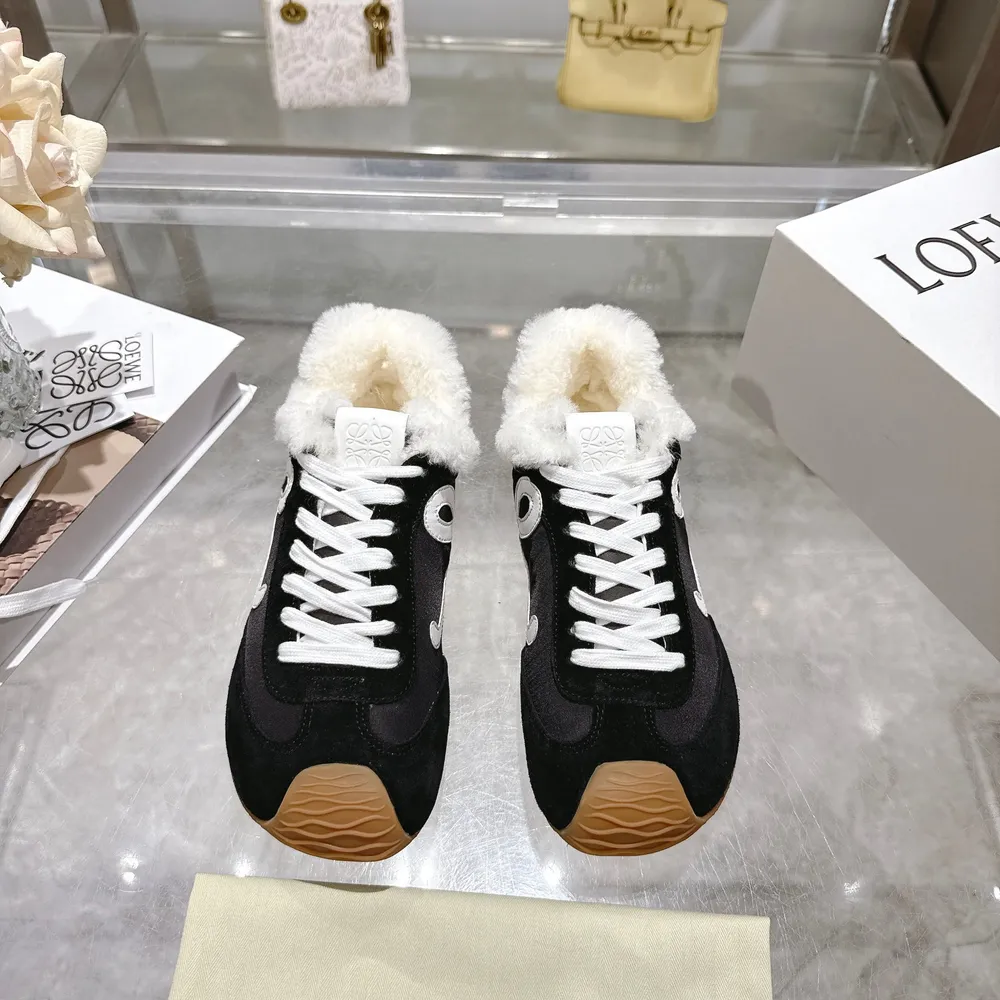 💰660  明星私服同款|LOEWE的德訓鞋也太好搭了吧楊冪和周雨彤近期上腳的這雙LOEWE Flow Runner黑棕德訓鞋真的太戳了!低調的棕黑色牛皮革拼接鞋面，搭配做舊感橡膠底，日常穿既輕便又耐穿。兩人都用它搭配了直筒牛仔褲+短款針
