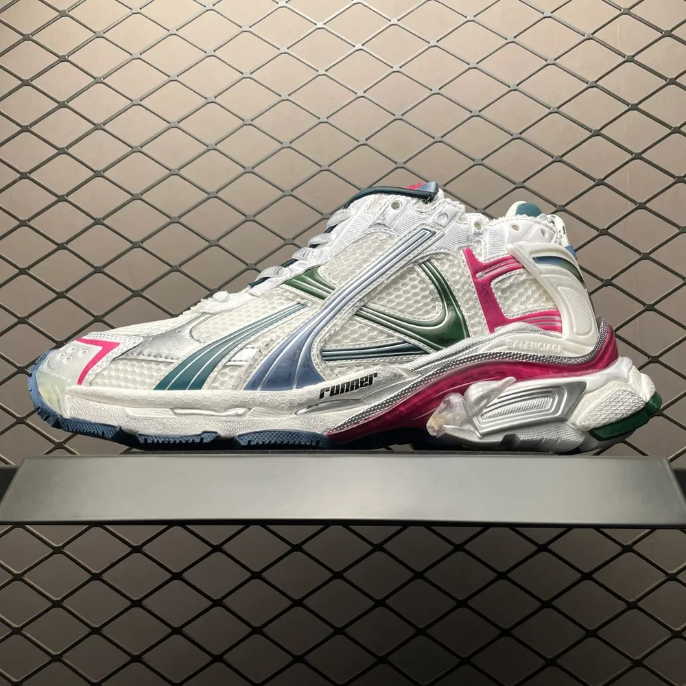 純原Balenciaga 巴黎世家 Runner 巴黎手工做舊款復古老爹鞋 官方原配套鞋盒 防塵紙配套齊全 尺碼：35 36 37 38 39 40 41 42 43 44 45 46 編號：50IFTU6