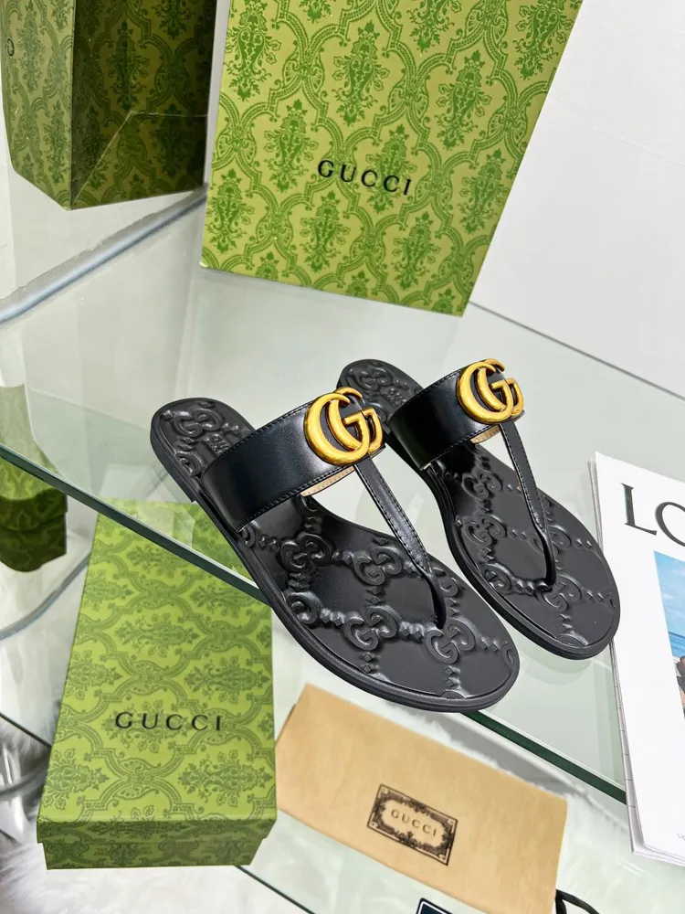 Gucc！古奇最新款平底夾腳拖鞋火爆上市。原版1：1複製。原版五金扣開模。《中低雙G大Logo原版開模》穿腳特別舒服，大牌名星最愛的奢侈品。