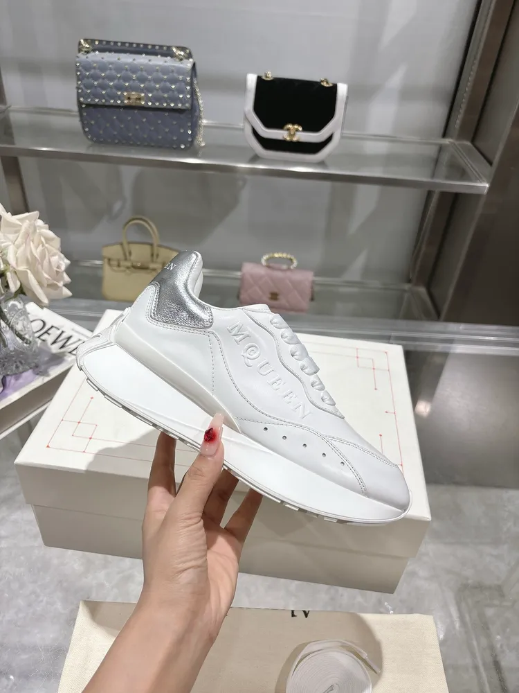 ALEXANDER MCQUEEN/亞歷山大麥昆 2025春夏新款Sprint運動情侶款 鞋側面飾有時尚個性字母seal Logo標誌 牛皮工藝 羊皮內裡 牛皮墊腳透氣防掉色. 原版1:1大底，最新精美全套包裝 另配有一幅鞋帶 35-45