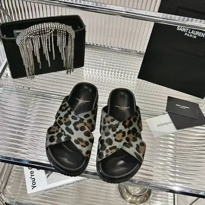 💫💫2026ss聖羅蘭這款平底拖鞋讓人聯想起Hedi Slimane執掌SAINT LAURENT PARIS時期搖滾與華麗的美學風格。✨✨簡約的鞋型搭配大膽的動物紋印花和奢華的材質，打造出品牌獨樹一幟的標誌性風格，鞋面採用奢華的馬毛材