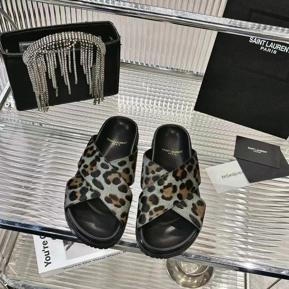 💫💫2026ss聖羅蘭這款平底拖鞋讓人聯想起Hedi Slimane執掌SAINT LAURENT PARIS時期搖滾與華麗的美學風格。✨✨簡約的鞋型搭配大膽的動物紋印花和奢華的材質，打造出品牌獨樹一幟的標誌性風格，鞋面採用奢華的馬毛材