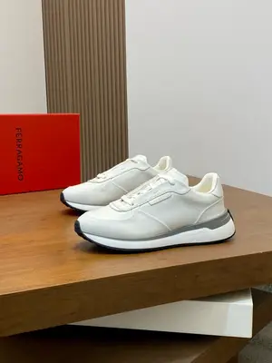 出廠【實價】🏃‍♂️🏃‍♂️菲拉格慕Ferragam 新款男士休閒運動鞋原版設計。這款鞋採用進口牛皮配透氣條紋布鞋面，內裡本染小牛皮 小牛皮鞋墊 上腳柔軟舒適透氣 配原盒全套包裝！看得見的細節和品質。