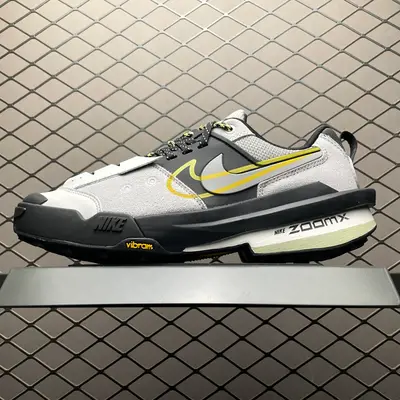💰669 純原Sacai x NK Zegamadome 聯名鞋款 HQ8618-003 整雙鞋採用了 Zoom X 緩震科技和 Vibram 外底，在保證舒適度的同時又兼顧了耐用性，並且提供了出色的抓地力。鞋面則是全新 ZoomX Ze