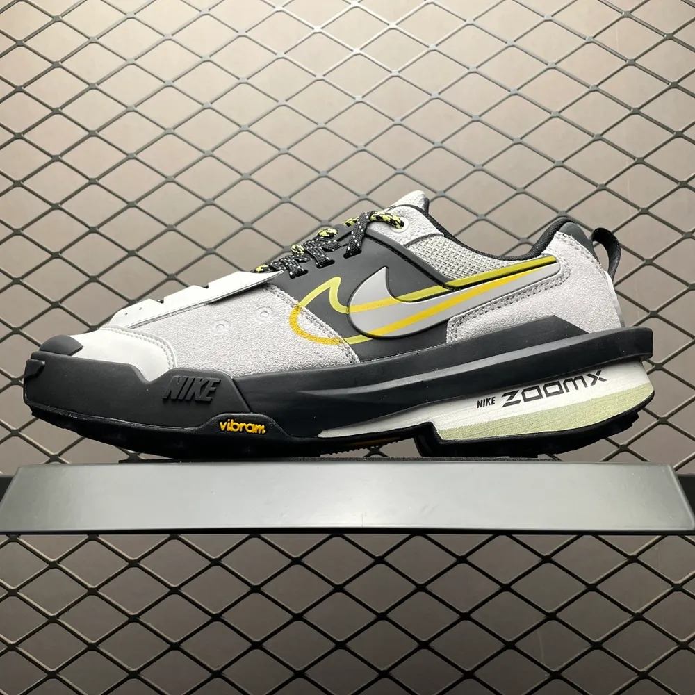 💰669 純原Sacai x NK Zegamadome 聯名鞋款 HQ8618-003 整雙鞋採用了 Zoom X 緩震科技和 Vibram 外底，在保證舒適度的同時又兼顧了耐用性，並且提供了出色的抓地力。鞋面則是全新 ZoomX Ze