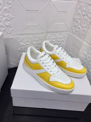 出廠價620男+10 🇮🇹CELINE賽琳 TRAINER 大表姐冪冪同款👟撞色魔術貼滑板鞋男女情侶休閒高幫透氣運動小白鞋；時尚百搭👩‍❤️‍👨舒適度極佳😄原板刻復！面料🐄牛皮，內裡透氣網格，橡膠防滑大底，🤷‍♀️ ：35-