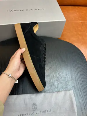 出廠【實價】🐦‍🔥🐦‍🔥BC-新品Brunello Cucinelli BC春夏新款男士一腳蹬休閒鞋 ，這款本季精美色彩的馬褲呢膠底鞋以柔軟鞋面材料和絨質感麂皮鞋後跟演繹休閒百搭風格|輕盈的橡膠鞋底為鞋子帶來了更舒適、靈活的穿著感，