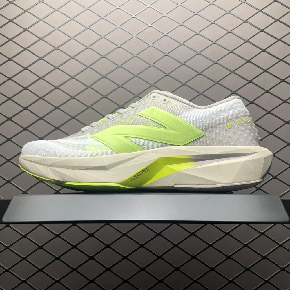 💰530 純原New Balance 新百倫 Fuelcell 休閒跑步鞋 MFCXLUM 尺碼：36 37 37.5 38 38.5 39.5 40 40.5 41.5 42 42.5 43 44 44.5 45 編號：23TDEF25