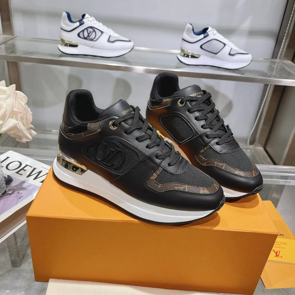 p710 路易威登官網同步2024情侶款火爆上市，這款Neo Run Away運動鞋的靈感源自跑鞋，將LV標誌性的必備鞋款融入潮流，該版本原版1：1複製，重繹Damier帆布搭配牛皮革和網格面料，凸顯其簡陋的線條和特有的坡跟外底，主要細節包