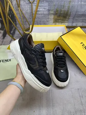 FENDI Force繫帶低幫鞋。黑色全粒麵皮料材質，配軟墊設計元素。飾有棕色FF提花、光滑黑色皮革料，注塑和黑色科技布料細節。輕盈白色橡膠鞋底，鞋頭及鞋跟飾FF圖案。男38-45碼P700