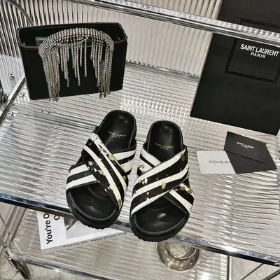 💫💫2026ss聖羅蘭這款平底拖鞋讓人聯想起Hedi Slimane執掌SAINT LAURENT PARIS時期搖滾與華麗的美學風格。✨✨簡約的鞋型搭配大膽的動物紋印花和奢華的材質，打造出品牌獨樹一幟的標誌性風格，鞋面採用奢華的馬毛材