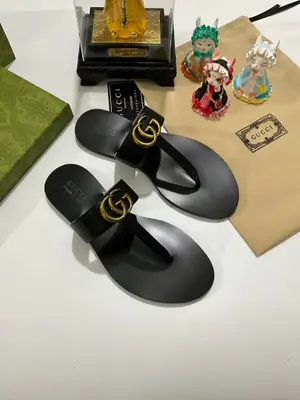 Gucci🌺古⚡️奇🌴平底女拖鞋，市場頂級版本，官網同步💯👣上腳超美，鞋面採用進口🐂小牛皮🐑進口🐏羊皮內裡，古奇專櫃原版1:1精心製作、超級好看！上腳非常輕鬆舒服。👑專櫃原版一比一精心製作滿足你的一切專櫃需求👑‼️多個顏色