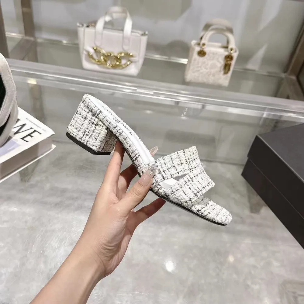 𝐂𝐇𝐀𝐍𝐄𝐋★小香 春夏新品 專櫃新款涼鞋電繡凌格永不褪去的經典元素 💋展現與眾不同的穿搭風格美到無話可說 夏季必入款……     鞋面：進口羊皮/針織面料