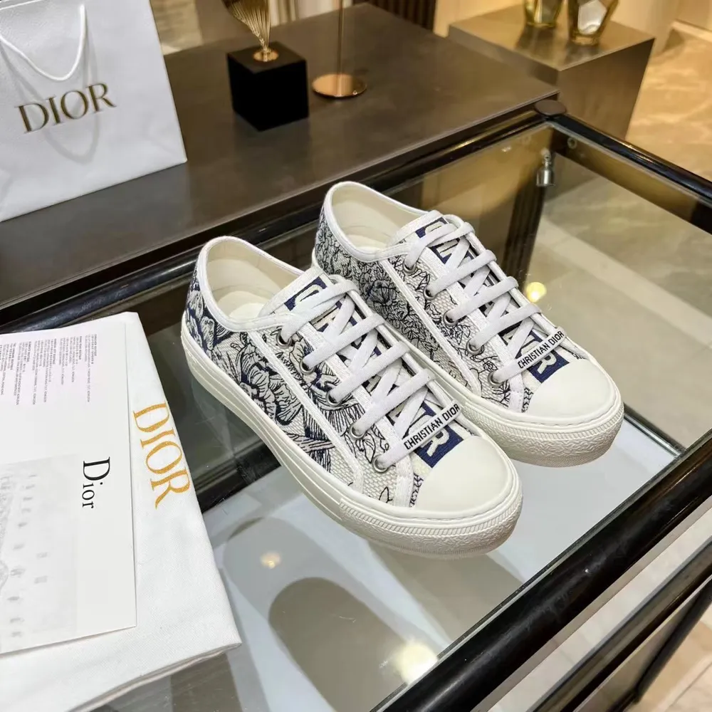 2023年D家上新啦，🔥🔥🔥🔥🔥，與官網同步 出廠價 640元 WALK N DIOR 刺繡帆布鞋系列 全棉絲雙面立體刺繡 此款鞋所有材料均為原版開模，上至五金，鞋帶，大底，PU中墊...鞋面布料都是雙面純棉絲立體電繡，每一個款看