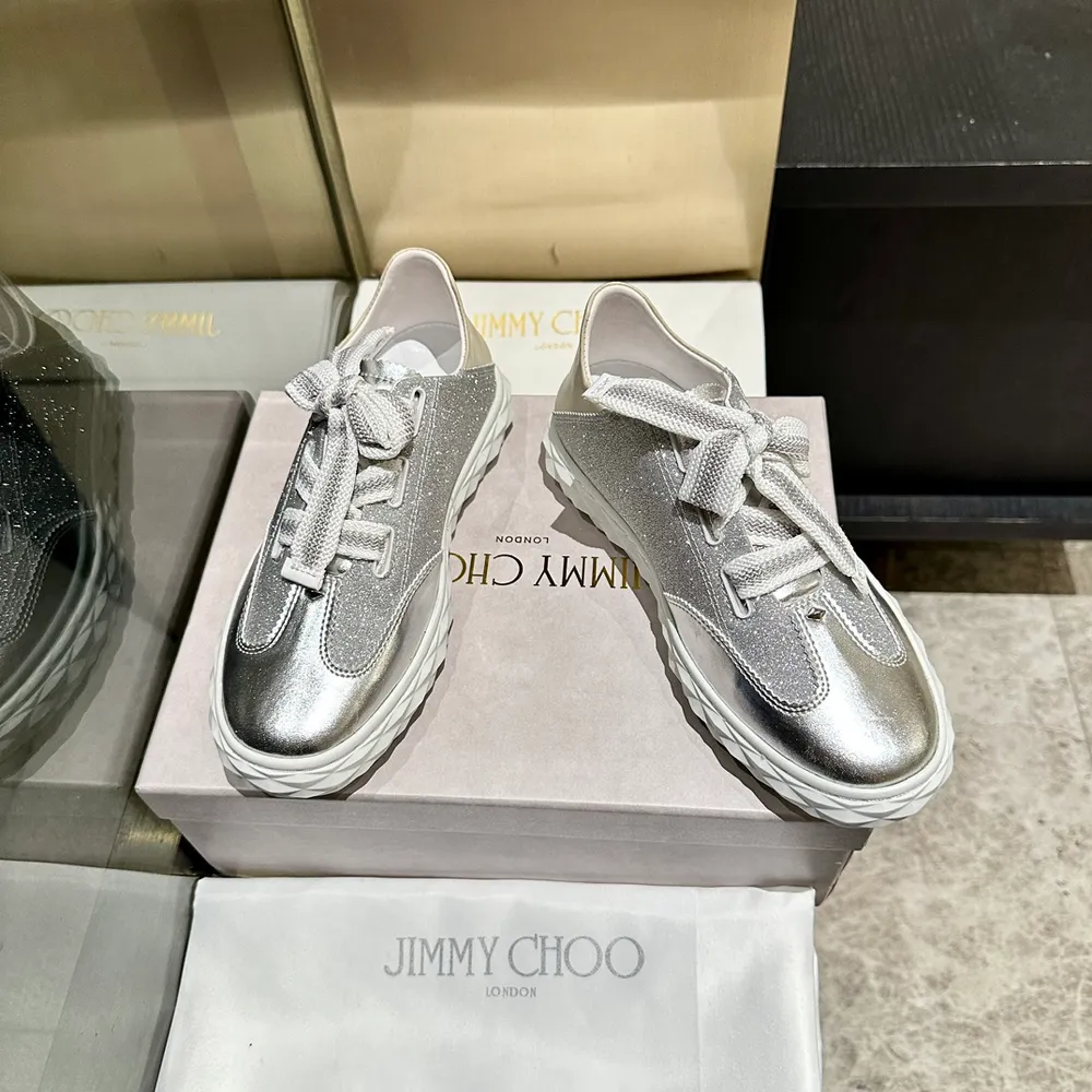 新款吉米周 JIMMY CHOO ，獨家發售，工廠價格批710、原版大底休閒小白鞋，採用最新工藝設計，立體感強👍多種工藝融合一起，顛覆時尚，超級有型！搭配超美。原版一比一