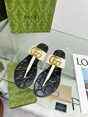 Gucc！古奇最新款平底夾腳拖鞋火爆上市。原版1：1複製。原版五金扣開模。《中低雙G大Logo原版開模》穿腳特別舒服，大牌名星最愛的奢侈品。