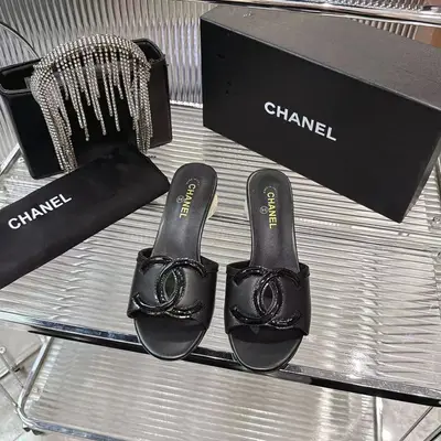 26春夏✨ Chanel圓球跟精緻拖鞋簡直是時尚作弊器！復古廓形+標誌性雙C球跟，黑皮質感拉滿，穿它出街回頭率直接爆棚，時髦精必須入
