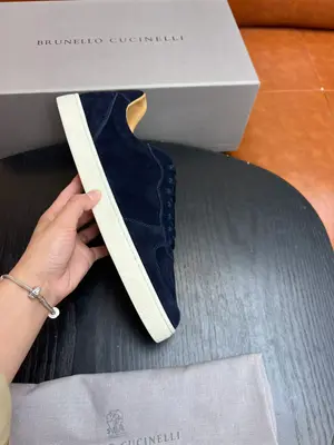 出廠【實價】🐦‍🔥🐦‍🔥BC-新品Brunello Cucinelli BC春夏新款男士一腳蹬休閒鞋 ，這款本季精美色彩的馬褲呢膠底鞋以柔軟鞋面材料和絨質感麂皮鞋後跟演繹休閒百搭風格|輕盈的橡膠鞋底為鞋子帶來了更舒適、靈活的穿著感，