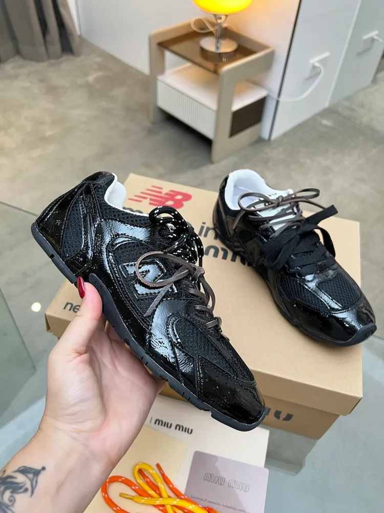  MIU MIU繆繆 x New Balance NB530休閒運動鞋,當之無愧年度鞋王,Miu Miu x從New Balance 典經!NB530運動鞋中汲取靈感,推出了自己的代迭版本530SL。該運動鞋採用