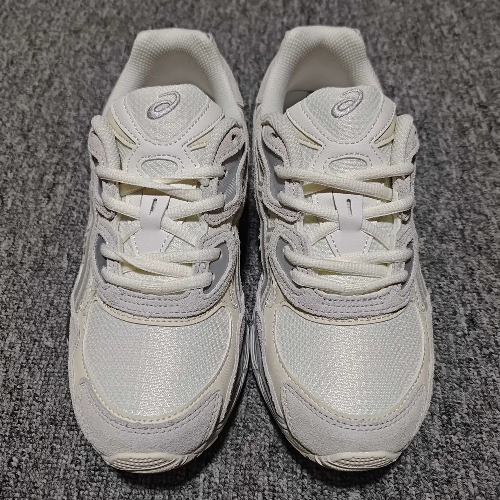 💰530  純原 Asics 亞瑟士 GEL-NYC 低幫運動休閒跑步鞋 1203A739-100 外貿平臺專供 大廠出品 細節到位 區別市面通貨 尺碼：36 37 37.5 38 39 39.5 40 40.5 41.5 42 42.5