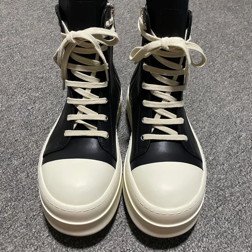 💰920 純原版本 Rick Owens 瑞克 歐文斯 包頭厚底款 高幫休閒鞋 高階零售外貿專供品質 配置天地蓋硬實禮盒(附贈棉布託購物袋一個)升級原楦原紙版開發版型 水染粒面小牛皮革鞋面材質 奢侈品的觸感 私模定製品牌LOGO拉鏈 一比