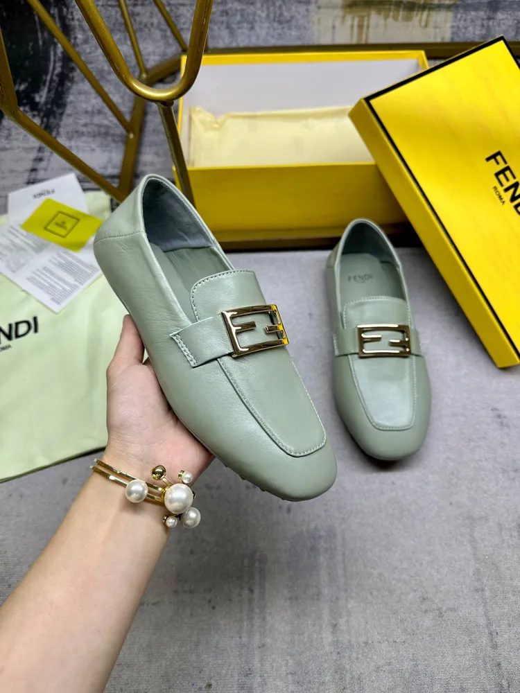 最新FENDI 樂福鞋，軟羊皮面料，金色扣件，羊皮內裡墊腳，35-42碼，跑量價610