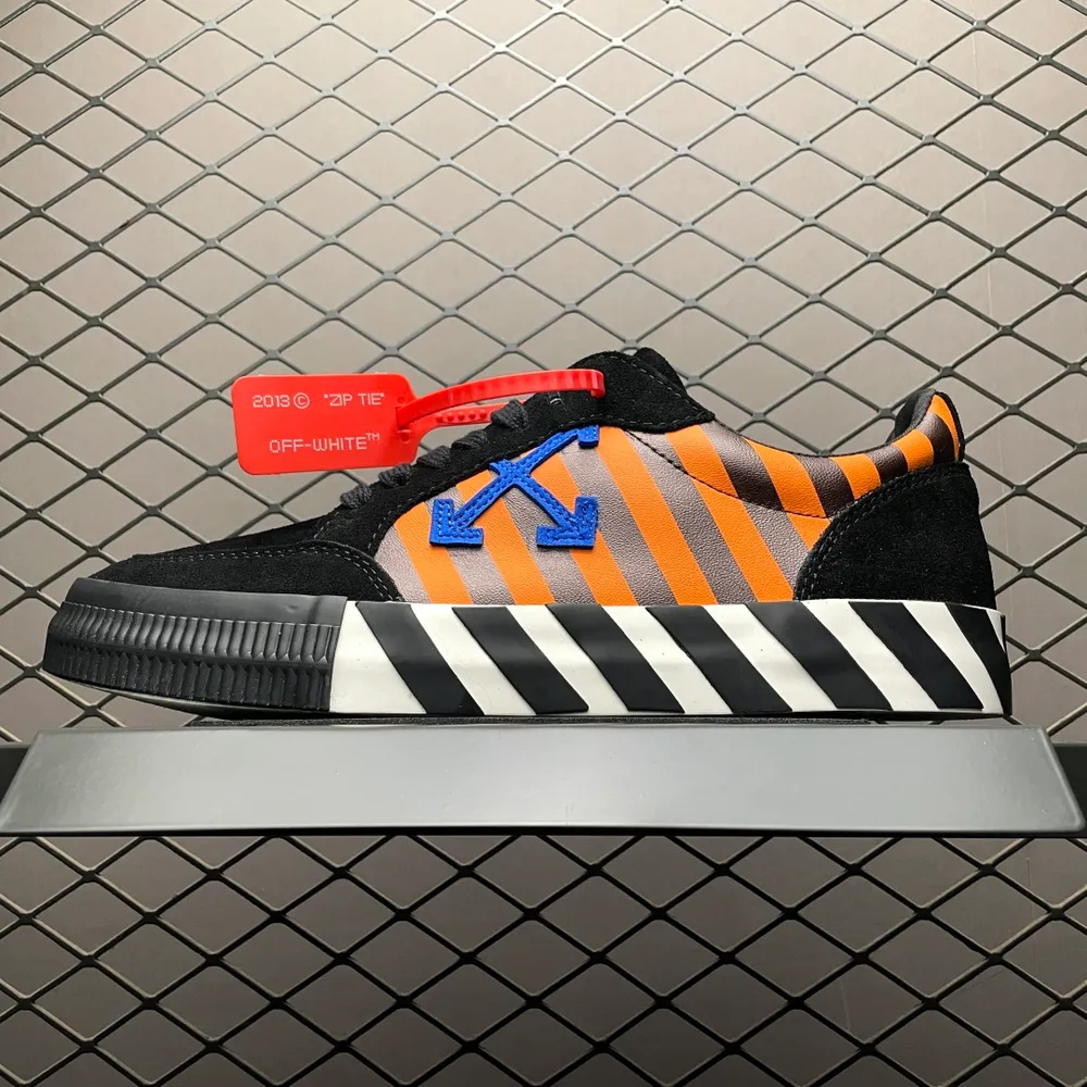💰569 純原Off-White c/o Virgil Abloh Vulc Low Top 箭頭低幫硫化帆布板鞋 此番帶來的是一系列“ Off-Court ”運動鞋，其中除了基礎的黑、白色 Vulc Low-Top 還有一雙充滿街頭韻味