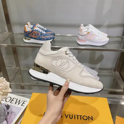 p710 LOUIS VUITTON路易威登官網同步2024情侶款火爆上市，這款Neo Run Away運動鞋的靈感源自跑鞋，將LV標誌性的必備鞋款融入潮流，該版本原版1：1複製，採用LV牛仔布和小牛皮製成，凸顯其簡陋的線條和特有的坡跟外底