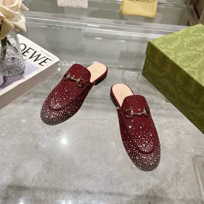酒紅G鑽 （35-41）（41/42定做作為Gucci設計傳承的傑出代表，Jordaan系列飾馬銜扣樂福鞋生動彰顯經典優雅格調。這款鞋履採用品牌標誌性字母圖案帆布，成就雋永經典。這款鞋履材質柔軟，廓形精緻流暢，彰顯日常優雅風範。