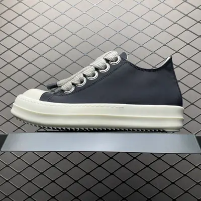 Rickowens 瑞克 歐文斯 粗鞋帶 高街休閒板鞋 獨傢俬模大底 定製布料 針車間距都是極致還原 一比一規格禮盒裝 重達3斤以上 外加定製歐文斯保護盒 全套包裝及配件 高階零售專供品質 區別市場貨 純手工打造 每一隻都是獨一無二 有手工