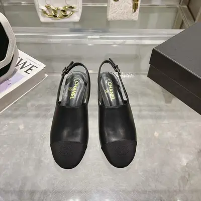 𝐂𝐇𝐀𝐍𝐄𝐋★小香 春夏新品 專櫃新款涼鞋電繡永不褪去的經典元素 💋展現與眾不同的穿搭風格美到無話可說 夏季必入款……     鞋面：進口羊皮
