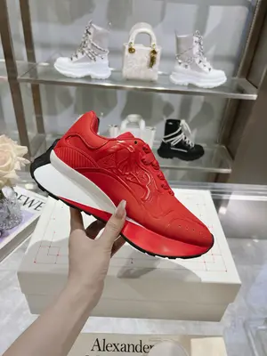 p710 ALEXANDER MCQUEEN/亞歷山大麥昆 春夏男Sprint運動情侶款 鞋側面飾有時尚個性字母seal Logo標誌 全皮壓花工藝 內裡網 牛皮墊腳，不脫層不褪色，最新精美全套包裝 另配有一幅鞋帶 男39-45