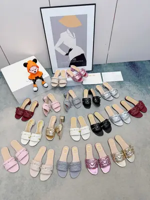 春夏新款Dior D-Lane 迪奧中跟拖鞋，經典風格。黑色牛皮革鞋面展示5D電秀藤格紋圖案，飾以金色飾面金屬 CD扣標誌，彰顯時尚氣質。加墊皮革內底打造舒適的穿著體驗，簡約的設計便於穿脫，打造休閒的造型。