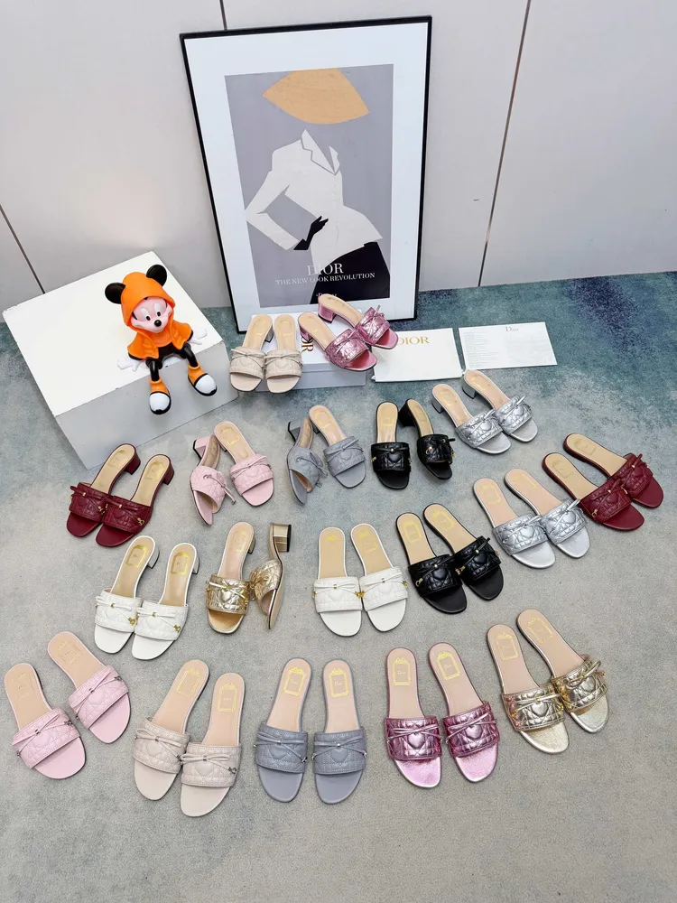 春夏新款Dior D-Lane 迪奧中跟拖鞋，經典風格。黑色牛皮革鞋面展示5D電秀藤格紋圖案，飾以金色飾面金屬 CD扣標誌，彰顯時尚氣質。加墊皮革內底打造舒適的穿著體驗，簡約的設計便於穿脫，打造休閒的造型。