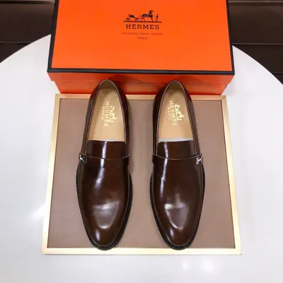 工廠💰【愛馬仕 HERMES】（牛皮內裡）🍀義大利頂級奢侈🍀他不追求新奇的款式和華麗的色彩，以其完美無瑕、優雅、經典的風格吸引著成功男士的青睞正裝皮鞋 這款非常非常舒適，簡潔穩重的款式讓您輕鬆搭配任何風格！版型絕對原版套楦1:1精製，