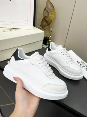 Alexander McQueen·亞歷山大麥昆 皮革 繫帶圓頭 低幫 生活休閒鞋 情侶鞋！2025最新米蘭時裝週T臺走秀款，獨特個性的設計，上腳超有範，圓頭的設計讓腳趾得到完全的釋放。超下血本， 購入多雙原版，拆解復刻。超級爆款，專櫃品質