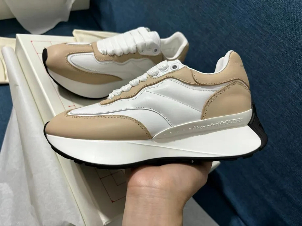 官網同步ALEXANDER MCQUEEN/亞歷山大麥昆 2024春夏男Sprint運動情侶款 原版大底開模 大底外側Logo標誌 全皮工藝 內裡水染羊裡 牛皮墊腳，不脫層不褪色，最新精美全套包裝 另配有一幅鞋帶 男女35-40 男39-4