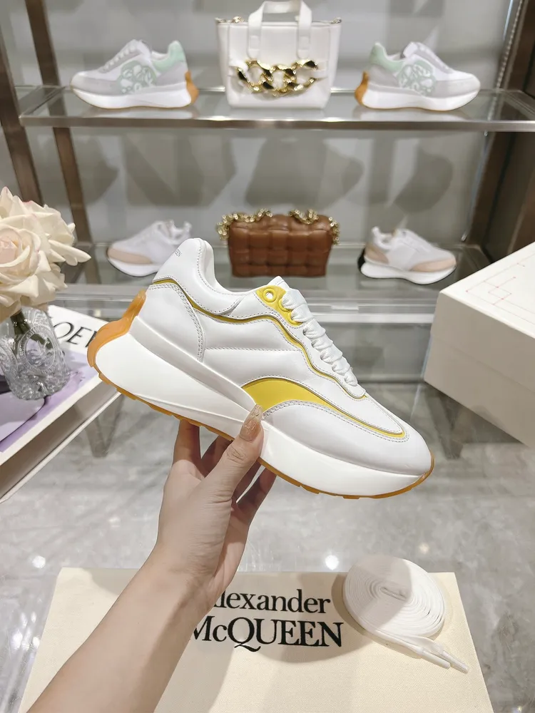 p710 ALEXANDER MCQUEEN/亞歷山大麥昆 2024春夏男Sprint運動情侶款 鞋側面飾有時尚個性字母seal Logo標誌 2層全皮工藝 高版本油邊 內裡羊皮 牛皮墊腳，不脫層不褪色，最新精美全套包裝 另配有一幅鞋帶 女